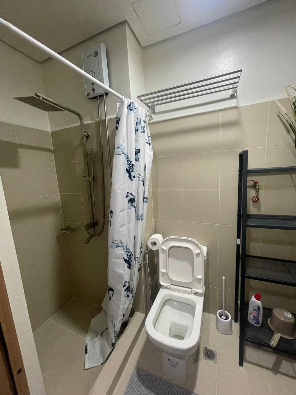 ماكاتي Red Residences Chino Roces Makati المظهر الخارجي الصورة